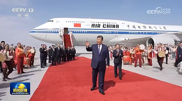 习近平参观新疆维吾尔自治区成立70周年主题成就展 王沪宁蔡奇参观展览