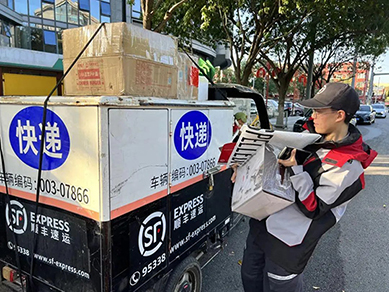 李荣贵：快递的使者
